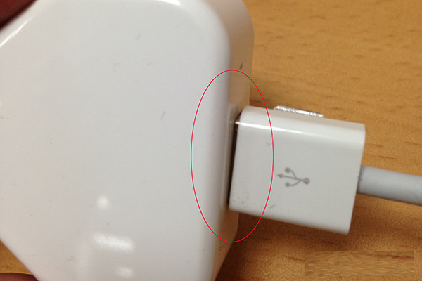 Ngược lại, khi cắm đầu USB vào lỗ trên củ sạc iPhone nhái sẽ có phần tiếp xúc không khít hoặc bị vênh. Ảnh: Wectech.