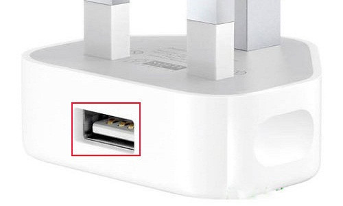 Chân tiếp xúc trên củ sạc iPhone chính hãng được làm bằng đồng. Ảnh: Wectech.