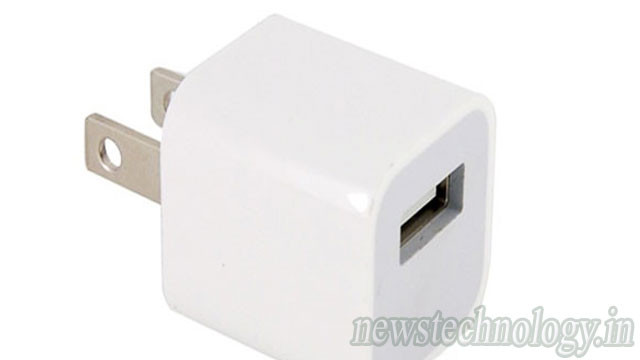 Khe tiếp xúc giữa chân củ sạc iPhone chính hãng với vỏ hoàn toàn khít nhau, không xô lệch. Ảnh: Newtechnology.