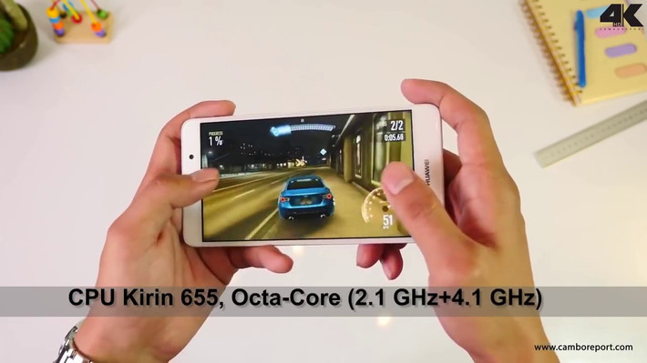 Màn hình cũng là một điểm cộng của Huawei GR5 2017 với độ phân giải Full HD 1080 x 1920 pixels cho màn hình 5.5 inch. Ảnh: Youtube.