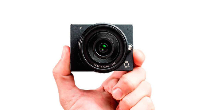 Nhờ sự tích hợp camera với chế độ chụp ảnh sắc nét, smartphone đã khiến cho những chiếc máy ảnh mini dần chìm vào dĩ vãng. Ảnh: Audio Video Pro.