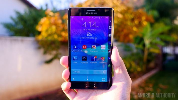 Những người hay làm rơi, vỡ điện thoại có lẽ không phù hợp với Note Edge bởi chi phí thay thế khá cao, riêng màn hình máy đã chiếm từ 50 - 60% giá trị máy. Ảnh: Android Authority.