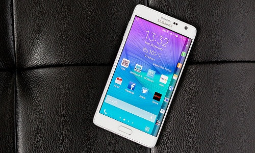 Do một cạnh bị vát cong nên Note Edge có rất ít phụ kiện đi kèm như ốp lưng. Chỉ có ốp lưng silicon dẻo mới có thể ôm lấy máy. Ảnh: PC Advisor.