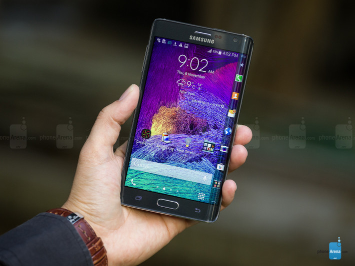 Những bạn thích mua sắm phụ kiện cho điện thoại có vẻ như khó hài lòng với Galaxy Note Edge. Ảnh: Phone Arena.