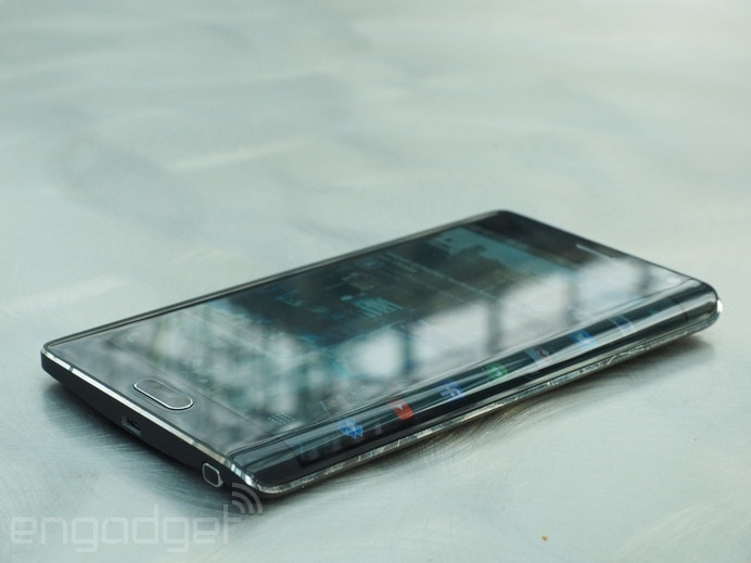 Là một thiết bị mới, đột phá nên giá của Galaxy Note Edge khá cao. Hơn thế, linh kiện của máy sẽ hiếm và thuộc hàng đắt đỏ. Ảnh: Engadget.