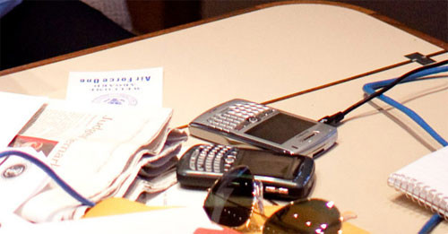 Tổng thống Obama nổi tiếng với tư cách là tín đồ trung thành của BlackBerry. Ông sở hữu nhiều siêu phẩm của thương hiệu Dâu Đen: BlackBerry 8830, BlackBerry Curve 8300 và BlackBerry Curve 8900. Ảnh: BBC.