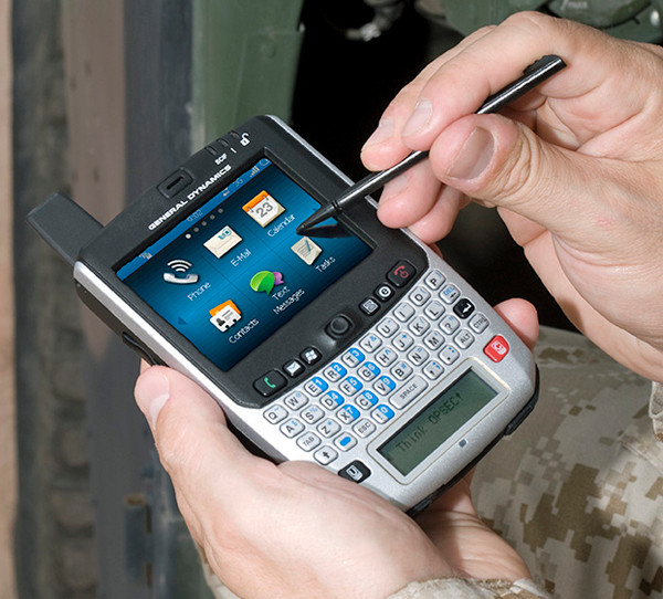 Sectera Edge sở hữu hai màn hình, một màn hình cảm ứng 2.8 inch, và phía dưới là màn hình đen trắng. Màn hình đen trắng sẽ hiển thị mức độ an toàn của mạng khi Tổng thống Mỹ Brack Obama sử dụng. Ảnh: Electrospaces.