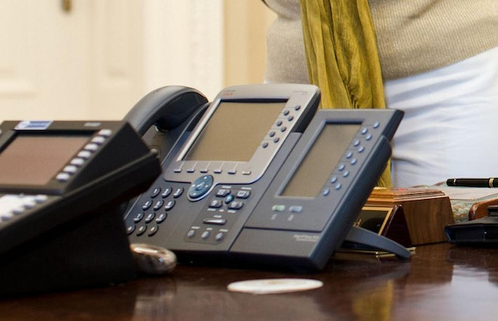 Chiếc điện thoại Cisco Unified IP Phone 7965G trở thành thiết bị quan trọng bậc nhất trên bàn làm việc của ông Obama. Nó có khả năng truyền giọng nói trên giao thức IP cho kết nối an toàn nhằm phục vụ việc liên lạc với các nhà lãnh đạo trên thế giới. Ảnh: Znet.