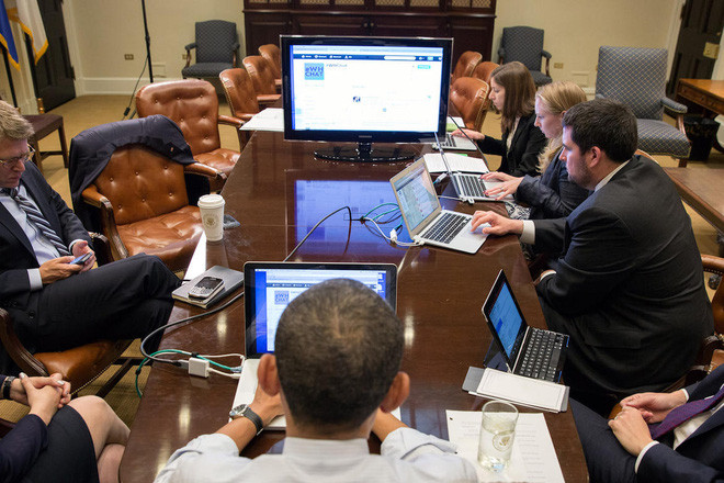 Ông Obama sử dụng chiếc Apple MacBook Pro 15 inch phiên bản 2013 để phục vụ việc đăng tweet và trả lời câu hỏi trên diễn đàn Reddit. Ảnh: librobs.