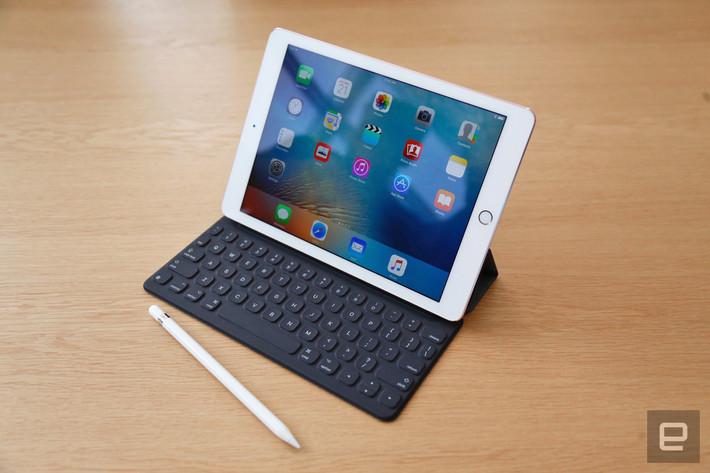 Máy tính bảng iPad Pro 9.7 inch có thiết kế mỏng nhẹ đáng kinh ngạc. Toàn bộ máy được làm bằng nhôm nguyên khối cao cấp cùng các đường cắt kim cương vô cùng tinh tế, gợi cảm giác sang trọng. Ảnh: Engadget.