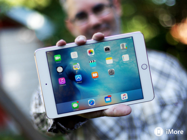 Với chế độ chia đôi màn hình, người dùng iPad Mini 4 có thể vừa lướt web hay đọc email cùng một thời điểm. Ảnh: iMore.