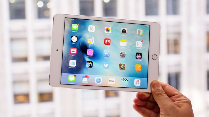 Ưu điểm nổi bật nhất của iPad Mini 4 là mỏng và nhẹ. Màn hình Retina với kích thước 7.9 inch, độ phân giải 2.048 x 1.536 pixel cho chất lượng hình ảnh đẹp, trong trẻo và rõ nét. Ảnh: Cnet.