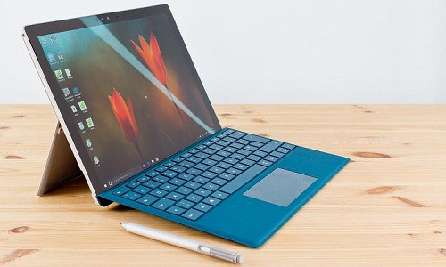 Microsoft Surface Pro 4 chạy Window 10 với thiết kế gọn nhẹ đáp ứng được nhu cầu làm việc và giải trí. Mặt lưng là khối kim loại chắc chắn với bản lề có thể lật xoay để thay đổi thao tác sử dụng. Ảnh: PC Advisor.
