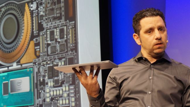 Viên pin Surface Pro 5 có thời lượng sử dụng tới 9 giờ với trải nghiệm xem video. Ảnh: Techradar.