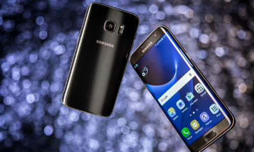 S7 và S7 Edge sở hữu màn hình AMOLED 5.5 inch, RAM 4 GB và bộ nhớ trong 32 GB có thể mở rộng bằng thẻ nhớ. Camrera 12MP/5MP có khả năng chống nước theo tiêu chuẩn IP68. Ảnh: Cnet.