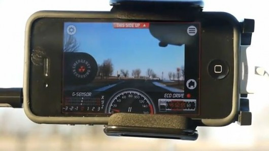 Chiếc iPhone cũ hoàn toàn có thể trở thành một camera theo dõi chuyến đi của bạn trên xe hơi nhờ ứng dụng CamOnRoad. Chỉ cần bạn chọn vị trí thuận lợi là camera iPhone theo dõi được toàn bộ con đường phía trước. Ảnh: Smart Car Forum.