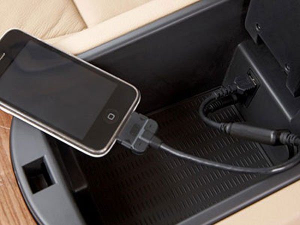 Tương tự như camera theo dõi trên xe hơi, bạn có thể thay đầu CD trong xe bằng chiếc iPhone cũ. Ảnh: PC World.