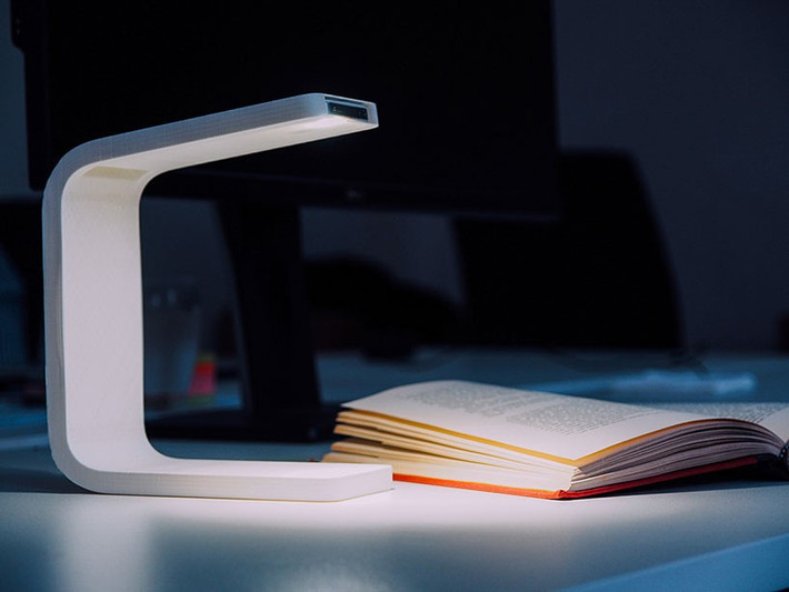Tận dụng đèn flash trên iPhone thành một chiếc đèn để bàn vô cùng thú vị. Ảnh: Designboom.