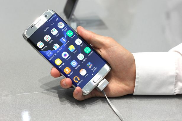 Màn hình Galaxy S8 có độ phân giải cao 4K được thiết kế dành riêng cho kính thực tế ảo và phủ kính cường lực, chống xước. Ảnh: Mirror.