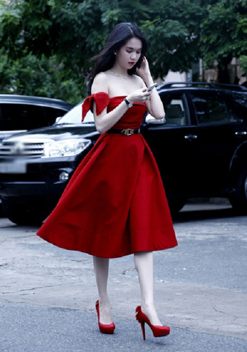 Vẻ đẹp long lanh của Ngọc Trinh khi sử dụng điện thoại di động không khỏi khiến nhiều người thổn thức. Ảnh: Showbizviet.