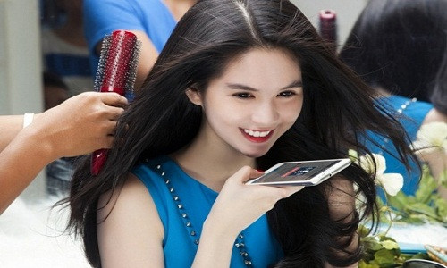 Nữ hoàng nội y thu hút mọi ánh nhìn bởi làn da trắng không tì vết khi làm người mẫu quảng cáo cho ứng dụng nhắn tin miễn phí trên di động - Zalo . Ảnh: Vtv.