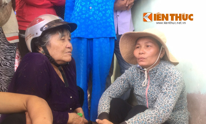 Mẹ ruột nạn nhân Đỗ Thị Kim Nguyên (bên phải) vẫn chưa hết bàng hoàng trước sự ra đi của con ruột và 2 đứa cháu ngoại.