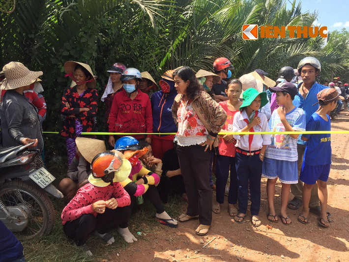 Người dân kéo đến hiện trường, bàn tán xôn xao.