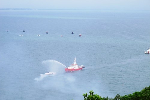 Phun nước chữa cháy cho máy bay.