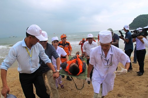 Tiếp tục đưa nạn nhân vào bờ.