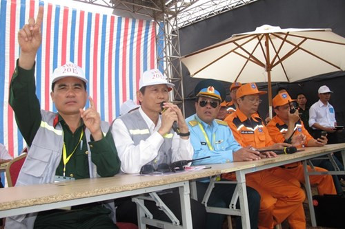 Trong khi đó, lực lượng chỉ huy dã chiến liên tục chỉ đạo các mũi tiếp tục cứu hộ.