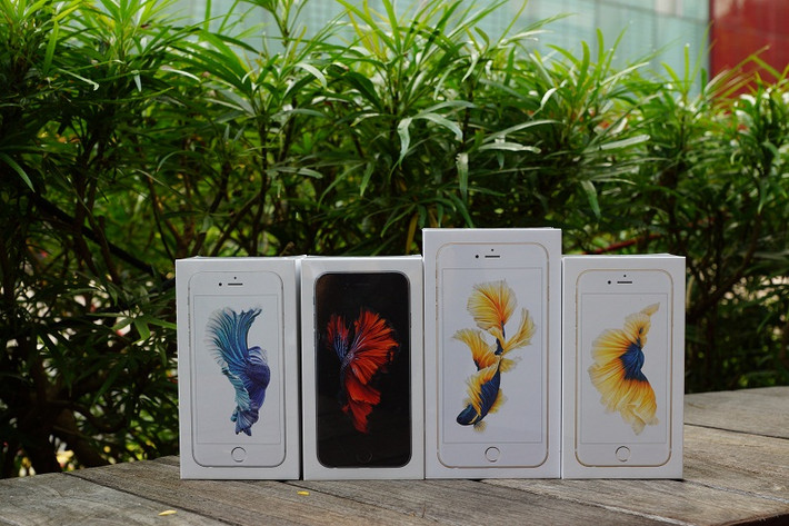 Bộ đôi iPhone 6S và iPhone 6S Plus đã được hệ thống CellphoneS (phân phối điện thoại có tiếng ở Hà Nội, TP HCM) xách tay từ Australia về Việt Nam. Những siêu phẩm mới của Apple nhanh chóng thu hút sự chú ý của dân nghiền công nghệ và các Ifan.