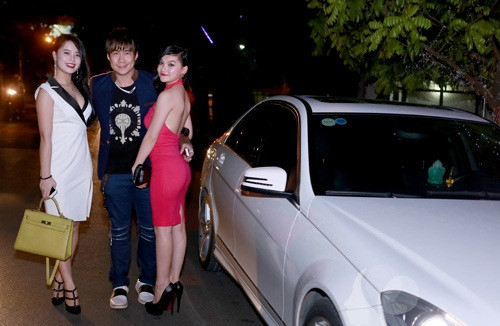 Khánh Phương từng nhiều lần xuất hiện tại các sự kiện với chiếc xế sang, vây quanh là các người đẹp, người hâm mộ.
