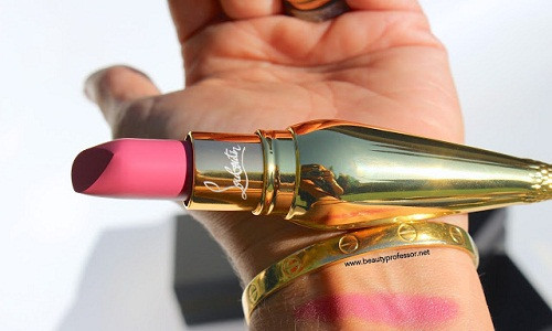 Cơn sốt son môi Christian Louboutin lan rộng khắp thế giới và đã lan tới Việt Nam trong những ngày gần đây. Không ít chị em "mất ăn, mất ngủ", lùng đặt mua bằng được thỏi son hình dáng độc lạ đang "sốt xình xịch" này.