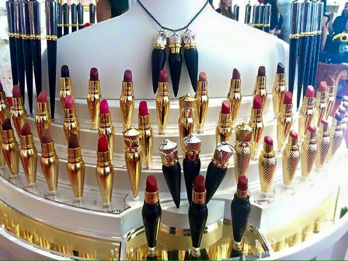 Mặc dù mức giá "chát chúa", song son Christian Louboutin đang trở thành một chuẩn mức mới cho đẳng cấp của các quý cô sành điệu, vì thế, sức hút của nó khiến nhiều người sẵn sàng móc ví.