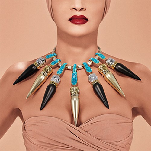 Giá mỗi thỏi son Christian Louboutin là 90 USD (gần 2 triệu đồng). Tuy nhiên, khách Việt đặt hàng online sẽ chịu mức giá dao động từ 2,4 - 2,7 triệu đồng (tùy theo đơn đặt hàng của khách).