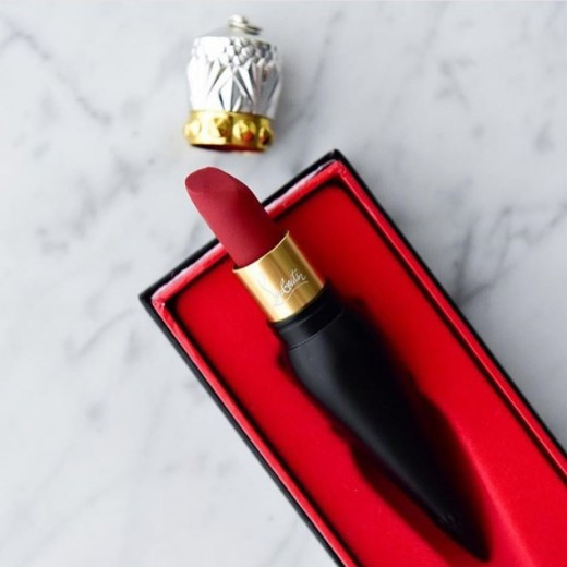 Đánh trúng tâm lý, thiết kế thỏi son đẹp, lại có tên tuổi Christian Louboutin, thỏi son gót nhọn khiến bất kỳ phụ nữ nào cũng muốn sở hữu để chứng tỏ sự sành điệu và am hiểu thời trang.