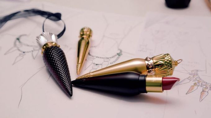 Độ hot của son Christian Louboutin còn nằm ở thiết kế lấy cảm hứng từ đế giày nhọn hoắt của đôi giày huyền thoại Christian Louboutin. Thỏi son có màu đen hoặc vàng kim và phần nắp bằng kim loại kết hợp giữa vàng và bạc vô cùng sang trọng.