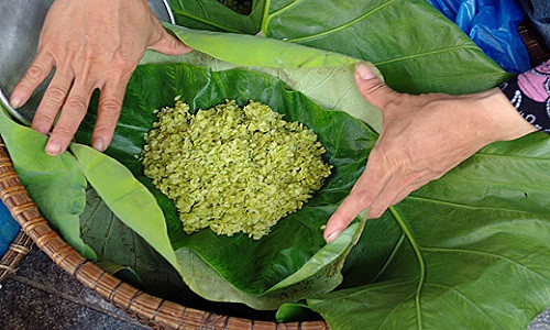 Vào mùa thu, không khó tìm mua cốm tươi Hà Nội ở đường Xuân Thủy (Cầu Giấy), đường Cốm Vòng (khu Dịch Vọng Hậu). Mức giá mỗi lạng cốm đầu mùa dao động từ 20.000 -22.000 đồng/lạng.