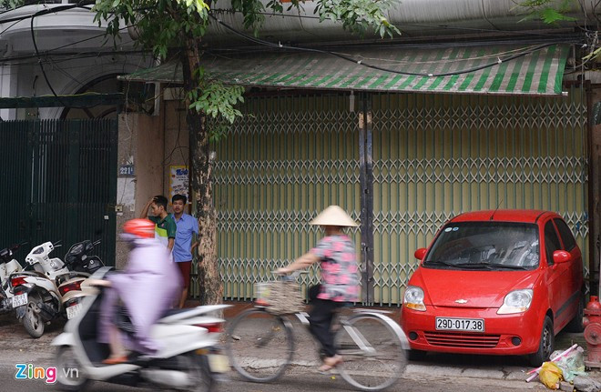 Chiều 16/9, đoàn kiểm tra liên ngành an toàn vệ sinh thực phẩm (ATVSTP) quyết định tạm đình chỉ hoạt động sản xuất của cơ sở sản xuất bánh trung thu Bảo Phương 2 tại địa chỉ 223 phố Thụy Khuê do chưa đảm bảo các thủ tục pháp lý, vi phạm các quy định về ATVSTP.