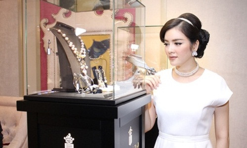 Ngoài những trang sức kim cương của thương hiệu Paolo Piovan, Lý Nhã Kỳ cũng trưng bày những bộ trang sức mà cô từng sử dụng tại thảm đỏ LHP Cannes 68 vừa qua.