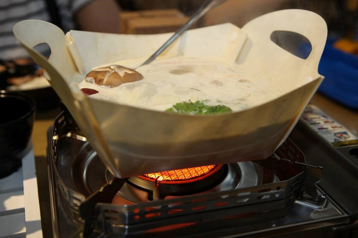 Một nhà hàng lẩu giấy đã đươc khai trương ở Thượng Hải (Trung Quốc) ngày 31/8. Điểm đặc biệt của nhà hàng là sử dụng nồi bằng giấy có khả năng chịu nhiệt lên tới 250 độ C. (Nguồn: CCTVNews)