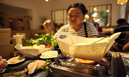 Một nhà hàng lẩu đã gây sự chú ý cho thực khách bằng "chiêu độc". Điểm đặc biệt của nhà hàng chính là sử dụng nhiều vật dụng làm từ giấy, thậm chí là cả nồi lẩu giấy chịu nhiệt và chống thấm nước. Người ta hay nói: "Giấy không gói được lửa". Nhưng ngay này, công nghệ có thể thay đổi mọi thứ. (Nguồn: CCTVNews)