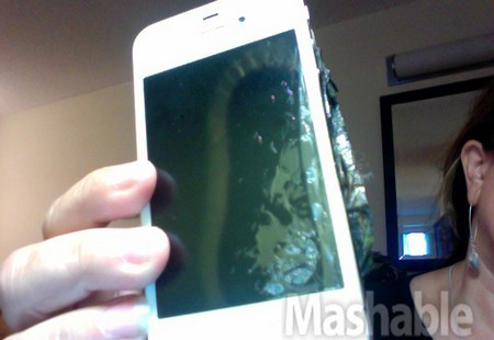 “Nạn nhân” khác của chiếc iPhone 4 là một người phụ nữ 51 tuổi sống tại bang Colorado (Mỹ). Nửa đêm chiếc điện thoại bốc cháy và biến dạng, khiến bà vô cùng hốt hoảng. Rất may sự việc được phát hiện kịp thời.