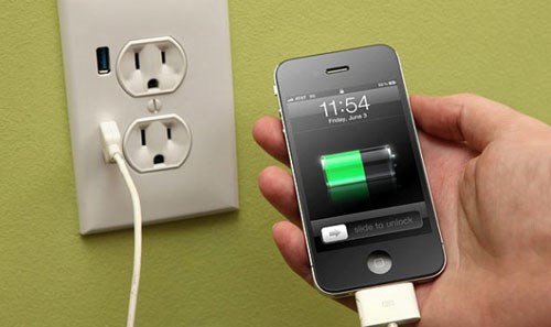 Hầu hết các vụ tai nạn xảy ra khi nạn nhân vừa sạc vừa dùng điện thoại hoặc dùng phụ kiện điện thoại không chính hãng, không rõ nguồn gốc. Apple đã nhiều lần cảnh báo khách hàng về cách sử dụng thiết bị này an toàn, tránh tai nạn.