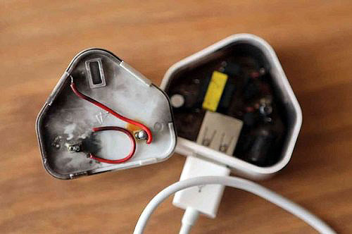 Theo thông tin ban đầu, chiếc điện thoại kèm theo sạc pin của nạn nhaan sử dụng khoảng 6 tháng. Trong quá trình sử dụng, từng bị điện giật vài lần khi vừa sử dụng vừa sạc pin. Đây không phải lần đầu, các vụ tai nạn nghiêm trọng gây chết người liên quan đến iPhone. Thậm chí, có vụ việc iPhone nổ chết người.