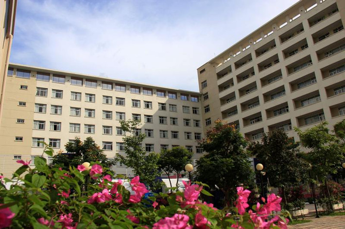Đại học Thăng Long Hà Nội nằm trên đường Nghiêm Xuân Yêm (Hoàng Mai - Hà Nội). Đây là trường ngoài công lập đào tạo bậc đại học đầu tiên tại Việt Nam. Từ giảng đường, thư viện, căn tin, vườn cây xanh... đều được xây mới với trang thiết bị nội thất đẹp mắt.