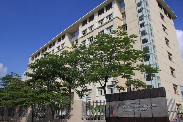 Thời gian gần đây, hình ảnh bên trong trường Đại học Thăng Long Hà Nội được dư luận đặc biệt quan tâm, không ít người tỏ ra thích thú nét kiến trúc hiện đại, những tiện nghi "sang chảnh" và thiết kế cảnh quan cây xanh đẹp mắt của ngôi trường.