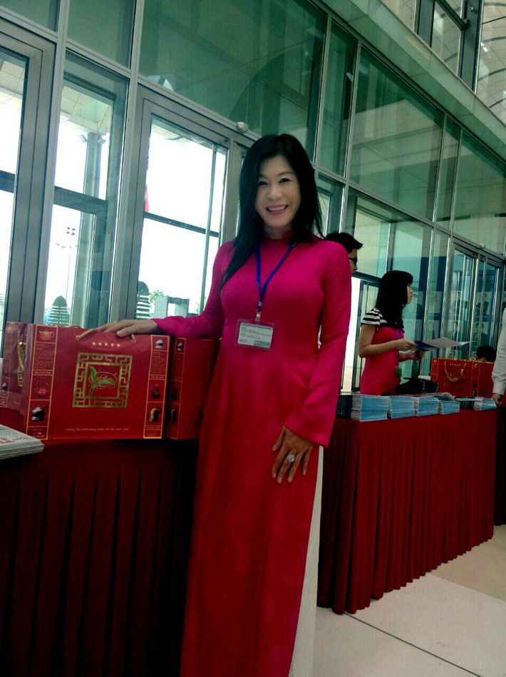 Bà Hà Linh là giám đốc Công ty trà Oolong Hà Linh, doanh nghiệp có tiếng trong lĩnh vực xuất khẩu trà Oolong tại Lâm Đồng, chuyên trồng, thu mua, chế biến và xuất khẩu các sản phẩm trà Oolong theo quy trình trà sạch (ogranic tea).