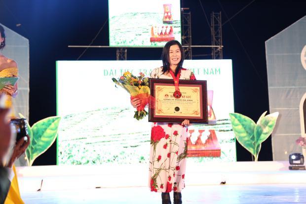 Nữ doanh nhân Hà Linh không ít lần nhận được cúp, bằng khen về những đóng góp trong sự nghiệp.