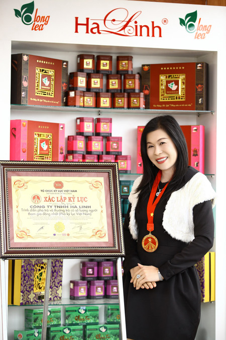 Bà Hà Thúy Linh bên chứng nhận xác lập kỷ lục "Trình diễn pha trà và thưởng trà có số lượng người tham gia đông nhất (phá kỷ lục Việt Nam)".